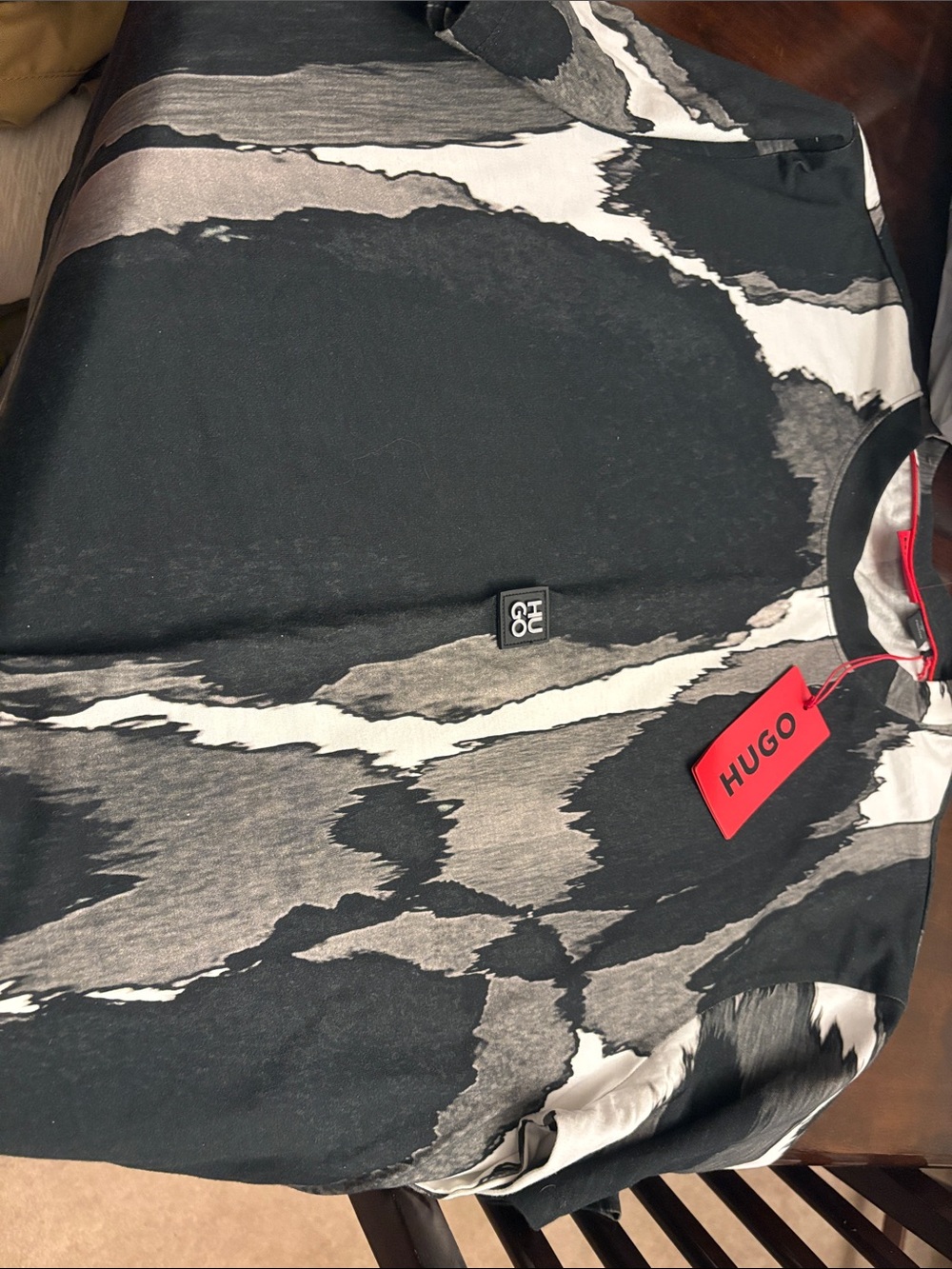 HUGO Men's Black, Gray & White Abstract Crew Neck Tee